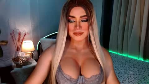 Snapshot of freya_lovestocum chatting on October 2025 12:30:02 AM Miss Frea online show from October 2025 12:30:02 AM