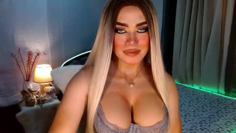 Snapshot of freya_lovestocum chatting on October 2025 01:15:01 AM Miss Frea online show from October 2025 01:15:01 AM
