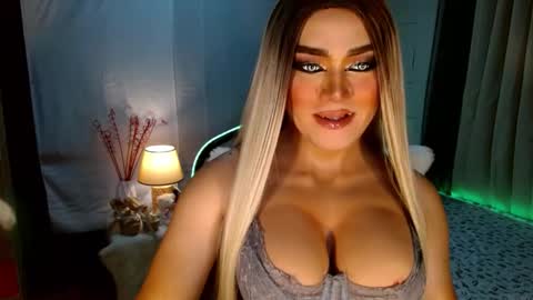 Snapshot of freya_lovestocum chatting on October 2025 01:17:02 AM Miss Frea online show from October 2025 01:17:02 AM