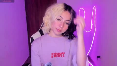 frida_lassi_ online show from November 2025 11:17:01 PM