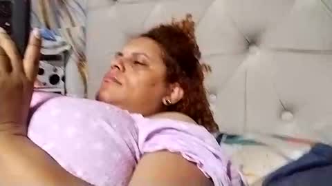 Snapshot of frizzy_girl chatting on January 2025 01:53:02 AM Frizzy girl online show from January 2025 01:53:02 AM