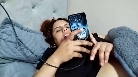 Snapshot of frizzy_girl chatting on November 2025 03:05:02 AM Frizzy girl online show from November 2025 03:05:02 AM