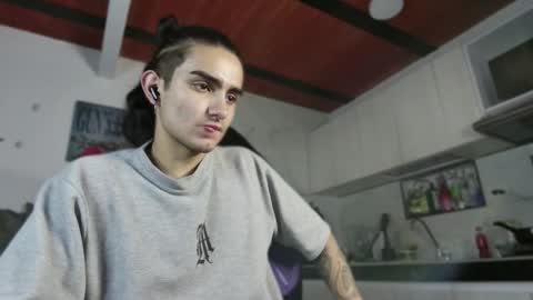 Jhonny online show from November 2025 11:48:01 PM