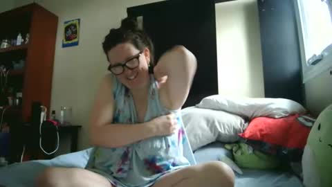 fuzzypeaches87 online show from April 2026 04:22:01 PM