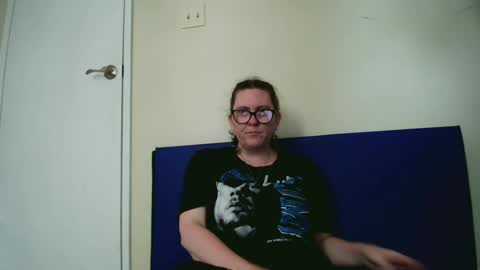 fuzzypeaches87 online show from June 2026 04:43:01 PM