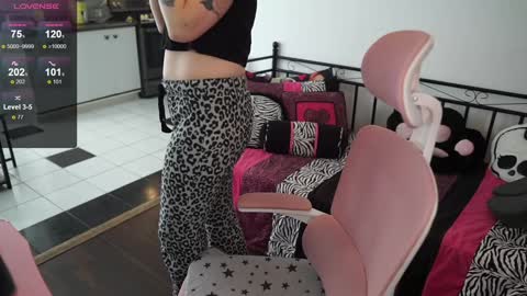 Snapshot of gennyrock chatting on January 2025 02:41:01 PM Genny Rock and online show from January 2025 02:41:01 PM