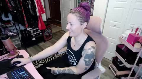 Snapshot of gennyrock chatting on September 2025 12:33:01 AM Genny Rock and online show from September 2025 12:33:01 AM