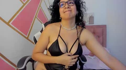 Gia online show from September 2025 04:01:01 AM