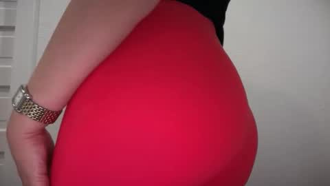 Snapshot of gia_is_horny chatting on March 2026 12:17:02 AM The Queen of Squirt online show from March 2026 12:17:02 AM