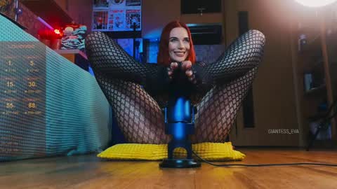 Snapshot of giantess_eva chatting on January 2025 07:35:02 AM Eva online show from January 2025 07:35:02 AM