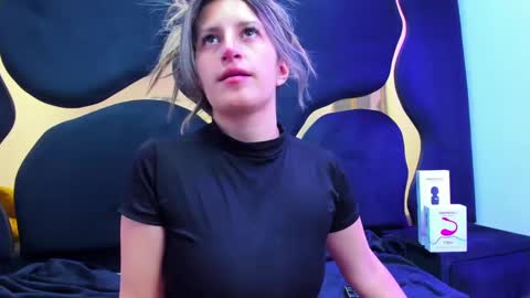 GiaRoussel online show from October 2025 03:54:01 PM