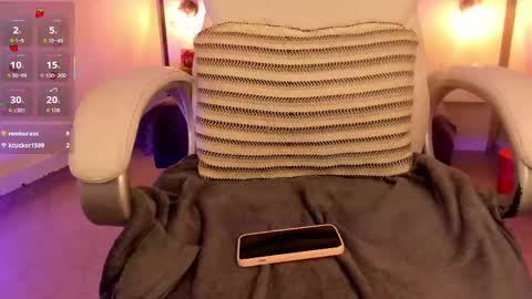 Snapshot of gigi_strawberry chatting on October 2025 01:00:02 AM GIGI online show from October 2025 01:00:02 AM