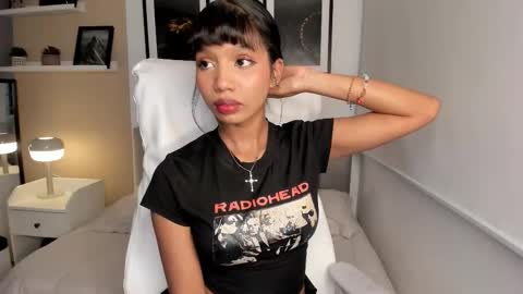 Snapshot of gigi_strawberry chatting on October 2025 04:35:01 AM GIGI online show from October 2025 04:35:01 AM