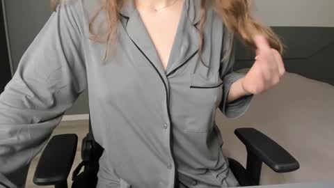 gigihadd online show from December 2024 02:11:01 PM