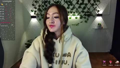 Snapshot of gigii_hadiidd chatting on December 2024 12:01:02 PM Gisel online show from December 2024 12:01:02 PM