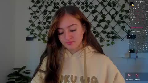 Snapshot of gigii_hadiidd chatting on January 2025 12:01:02 PM Gisel online show from January 2025 12:01:02 PM