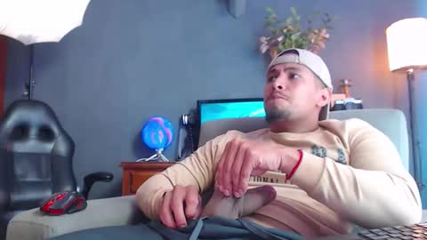 Snapshot of girge23 chatting on October 2025 04:51:01 PM piggy boy online show from October 2025 04:51:01 PM