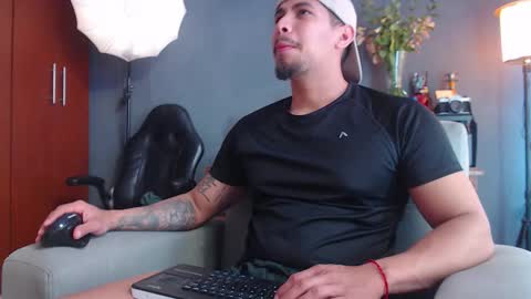 Snapshot of girge23 chatting on October 2025 04:13:02 PM piggy boy online show from October 2025 04:13:02 PM