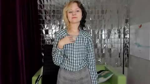 Snapshot of girl_next_doorr chatting on December 2024 12:24:01 PM girl_next_doorr online show from December 2024 12:24:01 PM