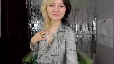 Snapshot of girl_next_doorr chatting on December 2024 06:05:01 PM girl_next_doorr online show from December 2024 06:05:01 PM
