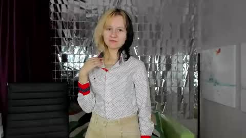 Snapshot of girl_next_doorr chatting on January 2025 12:19:01 PM girl_next_doorr online show from January 2025 12:19:01 PM
