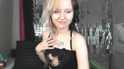 Snapshot of girl_next_doorr chatting on January 2025 03:27:01 PM girl_next_doorr online show from January 2025 03:27:01 PM