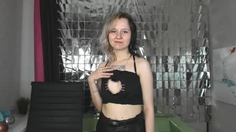 Snapshot of girl_next_doorr chatting on January 2025 06:32:01 PM girl_next_doorr online show from January 2025 06:32:01 PM