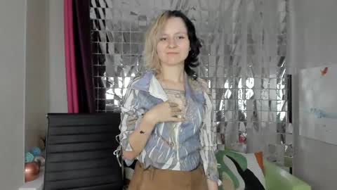 Snapshot of girl_next_doorr chatting on January 2025 04:41:01 PM girl_next_doorr online show from January 2025 04:41:01 PM