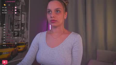 Snapshot of girl_peach_ chatting on December 2025 06:27:02 PM Kate online show from December 2025 06:27:02 PM