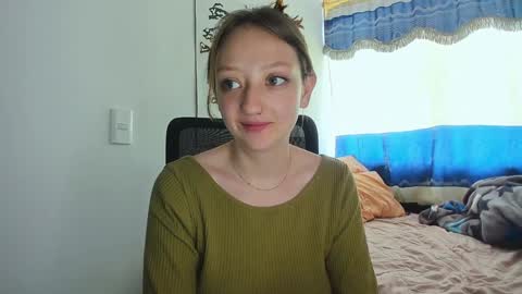 Snapshot of girlsativa chatting on December 2024 03:58:01 PM Maze Thumbs up online show from December 2024 03:58:01 PM