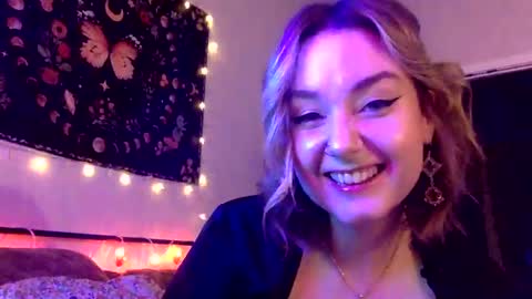 Snapshot of givemesweetdreams chatting on December 2024 02:43:01 AM givemesweetdreams online show from December 2024 02:43:01 AM
