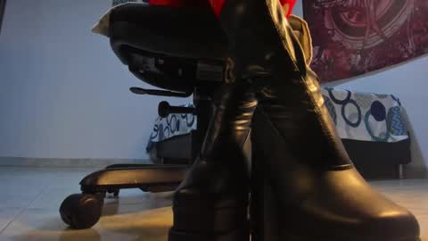 Snapshot of glitch_doll chatting on November 2025 08:18:01 PM NYX online show from November 2025 08:18:01 PM