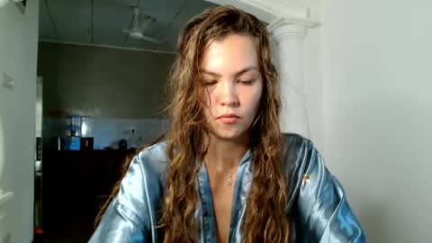 Snapshot of glitter_doll chatting on October 2025 08:18:02 AM glitter_doll online show from October 2025 08:18:02 AM