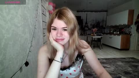 Snapshot of glossy_girl_1 chatting on December 2024 02:25:02 AM Roxy online show from December 2024 02:25:02 AM