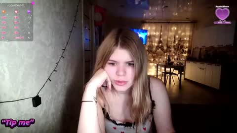 Snapshot of glossy_girl_1 chatting on December 2024 01:02:01 PM Roxy online show from December 2024 01:02:01 PM