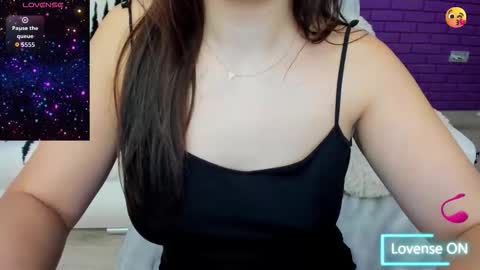 Mia online show from November 2025 08:44:01 PM