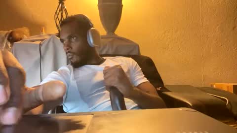 Snapshot of goatchocolate chatting on December 2024 09:39:01 PM goatchocolate online show from December 2024 09:39:01 PM