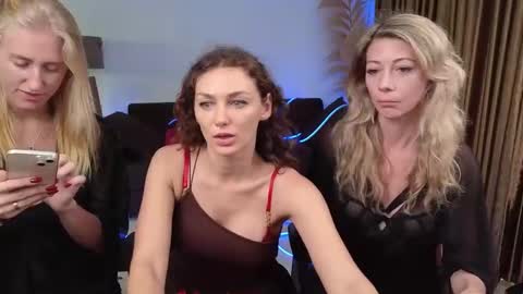 Snapshot of goddess_marylin chatting on December 2024 03:40:02 AM 330 UTC2 girls online show from December 2024 03:40:02 AM