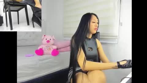 goddess_of_pigs online show from November 2025 06:33:01 AM