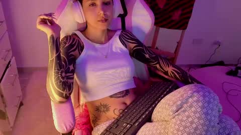 Snapshot of goddess_vee_ chatting on April 2026 11:19:02 PM vee online show from April 2026 11:19:02 PM
