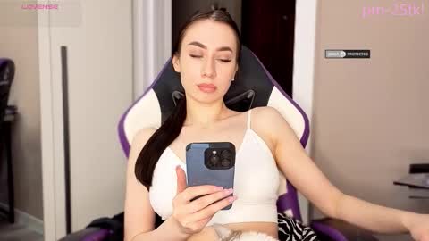 Snapshot of goddessemmmyy chatting on February 2026 01:29:01 PM Goddess EmmaBratt princess online show from February 2026 01:29:01 PM