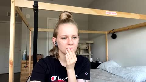 feyaa22 online show from February 2025 04:36:01 PM