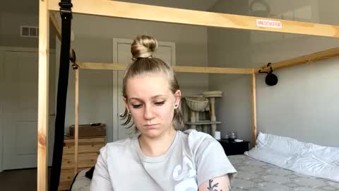 feyaa22 online show from February 2025 04:47:01 PM