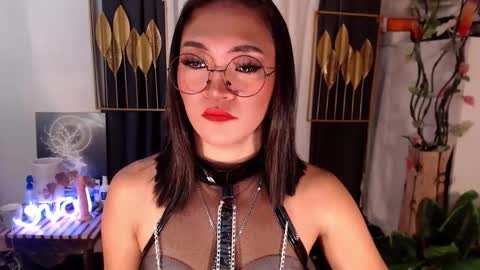 Snapshot of goddessquinnie chatting on December 2024 04:16:02 AM quinnie online show from December 2024 04:16:02 AM