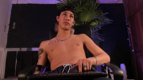 Snapshot of godly_huan chatting on March 2025 02:17:01 AM HUAN online show from March 2025 02:17:01 AM