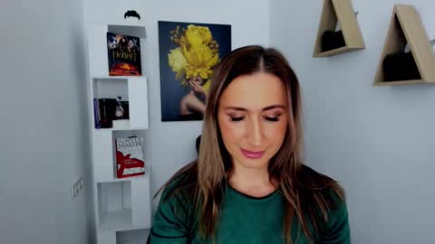 Olivia online show from November 2025 07:48:02 PM