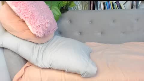 Dominique online show from October 2025 02:53:01 AM