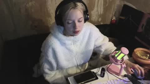 Snapshot of graylovescookies chatting on December 2024 01:51:02 PM graylovescookies online show from December 2024 01:51:02 PM