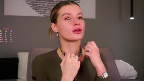 Kelly online show from December 2025 01:27:01 PM