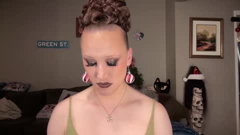 Snapshot of greenxxxqueen chatting on December 2024 07:24:01 AM SexQueen Nikki online show from December 2024 07:24:01 AM